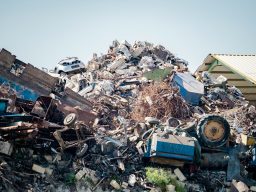 Ein großer Haufen von Schrott und alten Fahrzeugen auf einem Recyclingplatz.